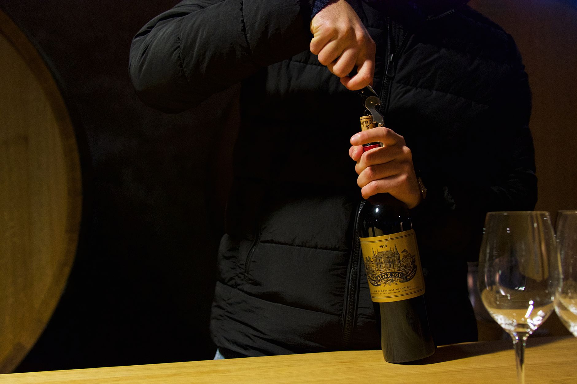 Guide accompagnant un groupe privé dans un vignoble en France