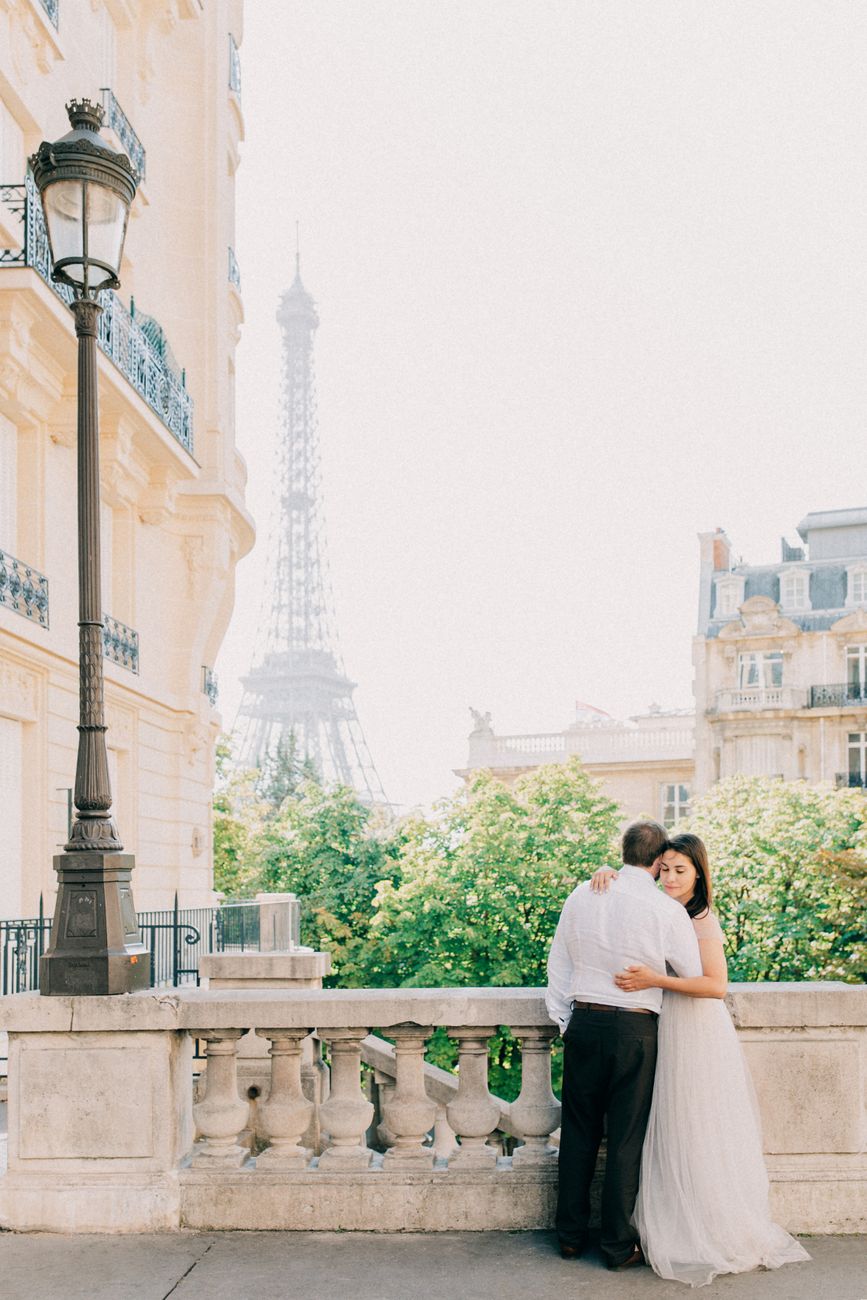 Photographe prenant un cliché à Paris devant la Tour Eiffel